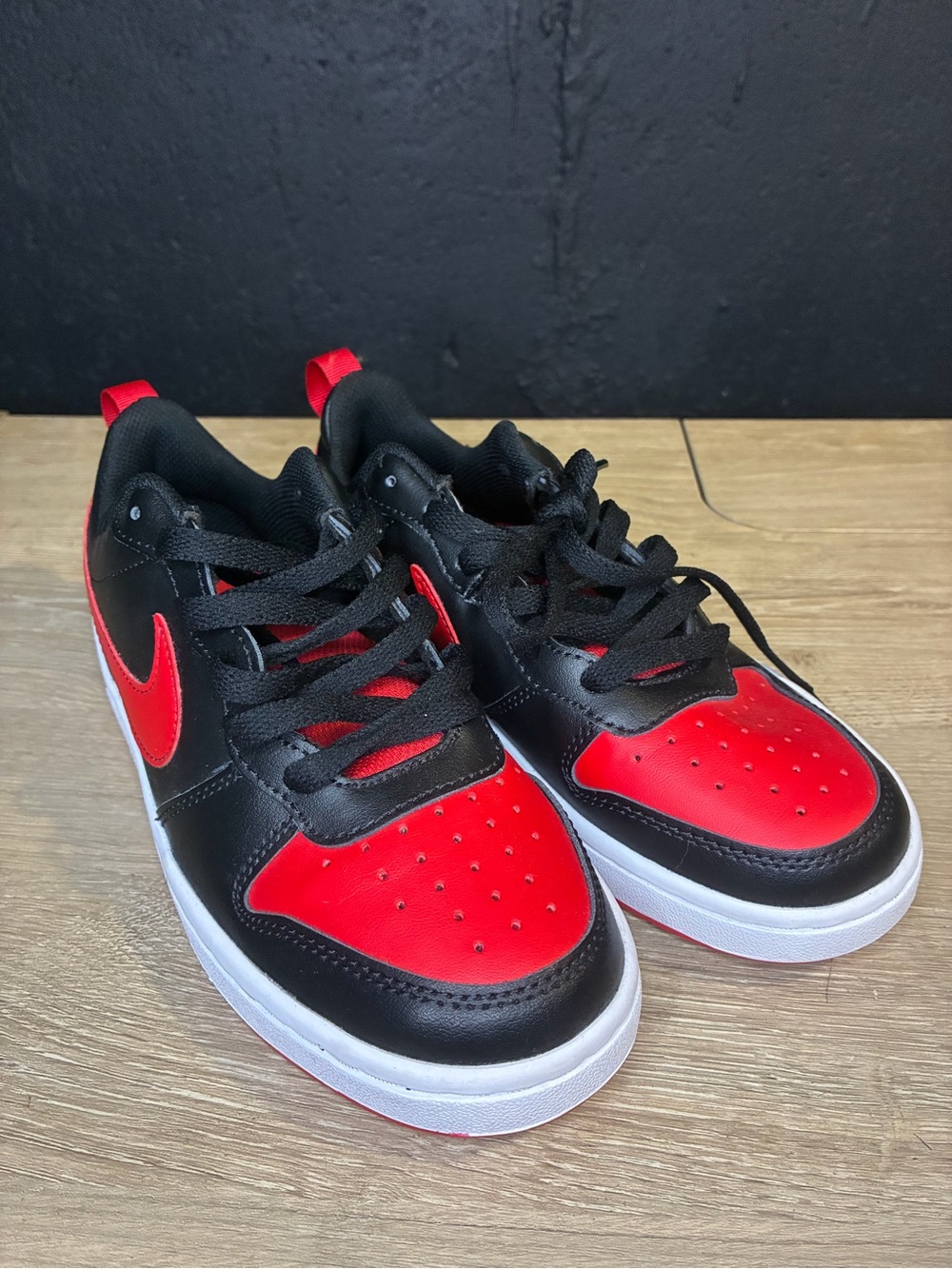 Nike Kids Black and Red Low-Top Sneakers with White Midsole